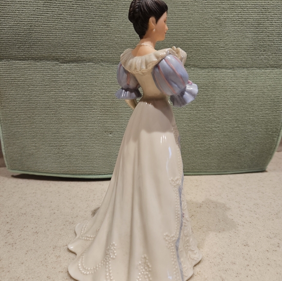 Lenox Ivory Evening at the Opera - Picture 2 of 4